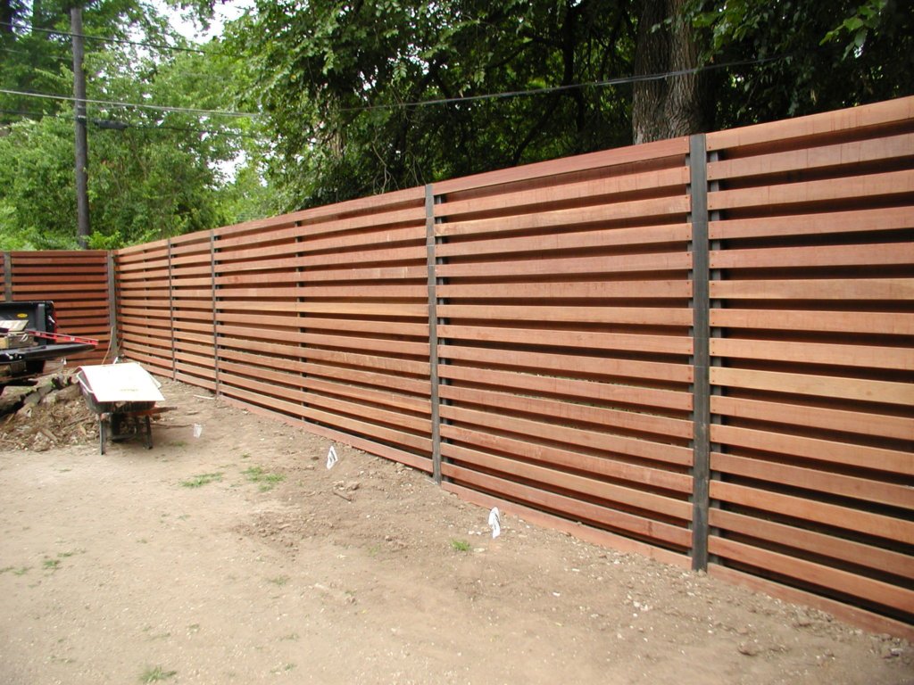 Забор из деревянных планок